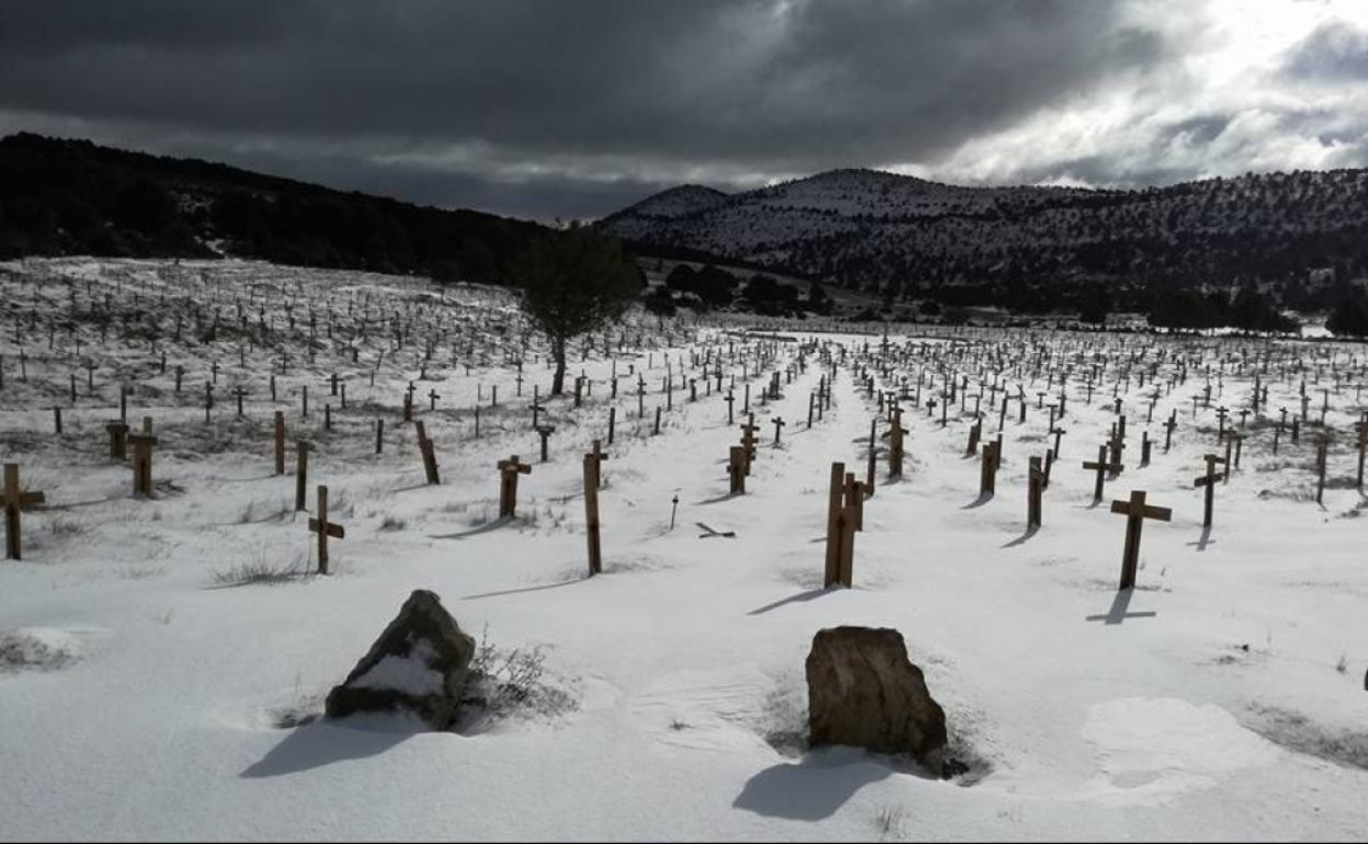 Cementerio de Sad Hill en la provincia de Burgos durante una nevada.