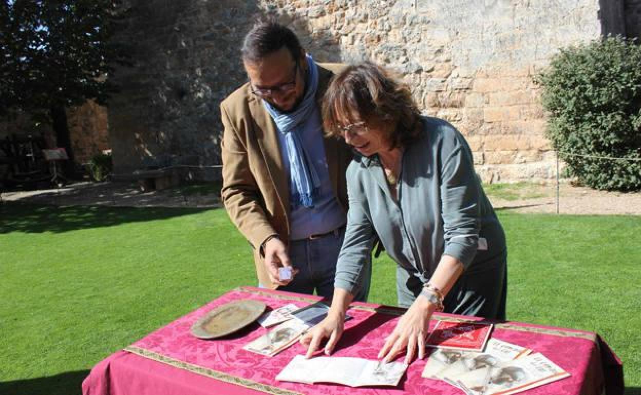 La diputada Raquel Contreras junto a Millán Bermejo, propietario del Torreón Fernán-González. 