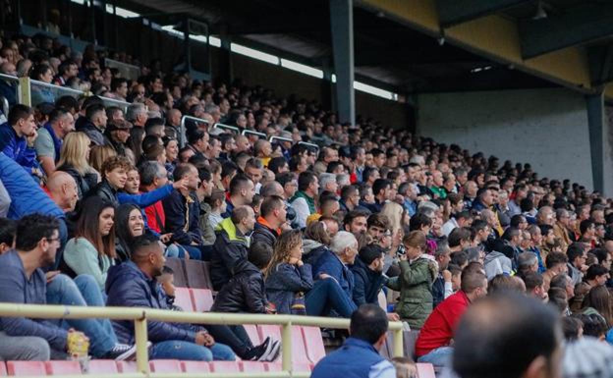 Imagen de archivo de aficionados del Burgos FC. en el Plantío.