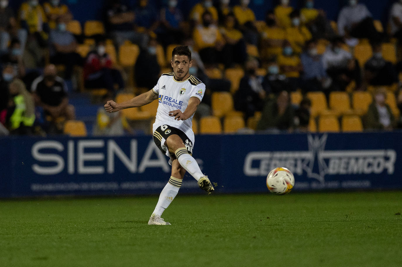 Fotos: El Burgos CF cae en casa del colista