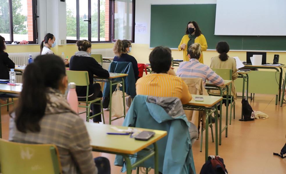 Alumnos de secundaria atienden a su profesora.