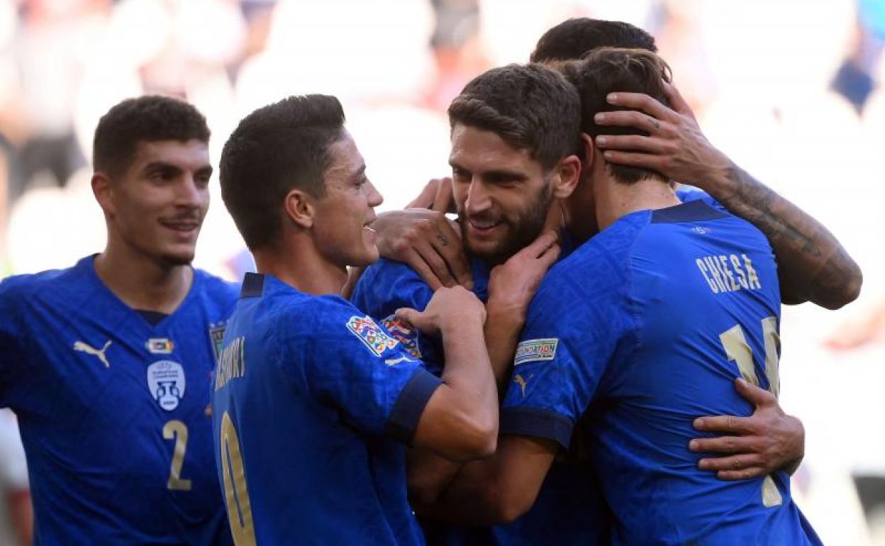 Los jugadores italianos celebran el tanto de Berardi.