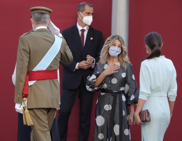 El rey Felipe VI (izquierda y de espaldas) saluda a la presidenta del Congreso, Meritxell Batet; y la reina Letizia (derecha y de espaldas) saluda a la vicepresidenta segunda del Gobierno y ministra de Trabajo y Economía Social, Yolanda Díaz, a su llegada al acto.