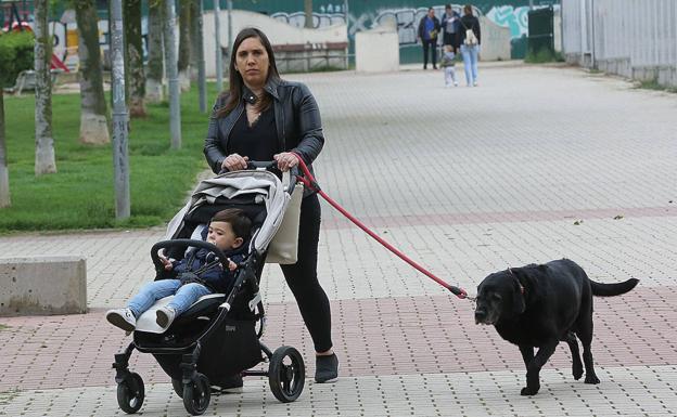 Una madre pasea con su bebé tras el confinamiento de 2020.