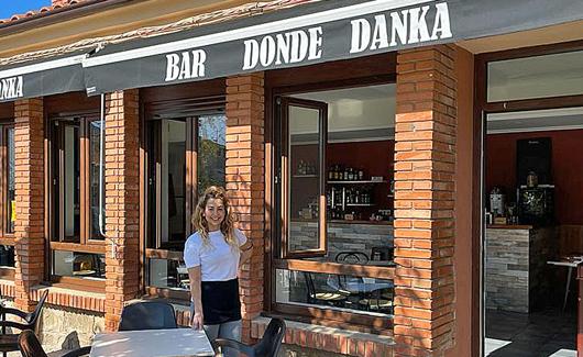 Danka en la terraza de su bar. 