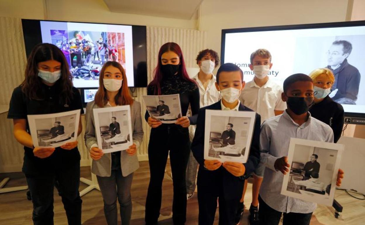 Los escolares sostienen una foto del profesor de historia francés Samuel Paty 