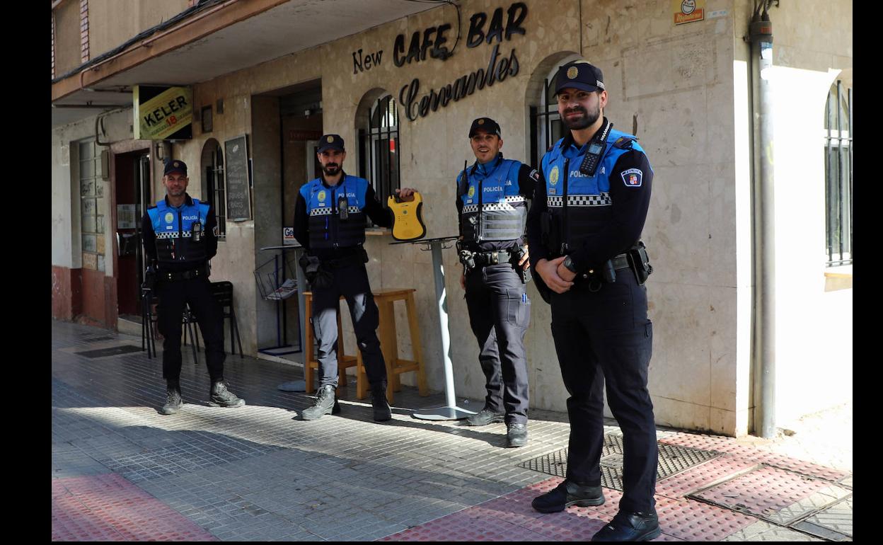 Javier, Ignacio (con el desfibrilador), Asterio y Diego, en el bar donde sucedió la intervención.