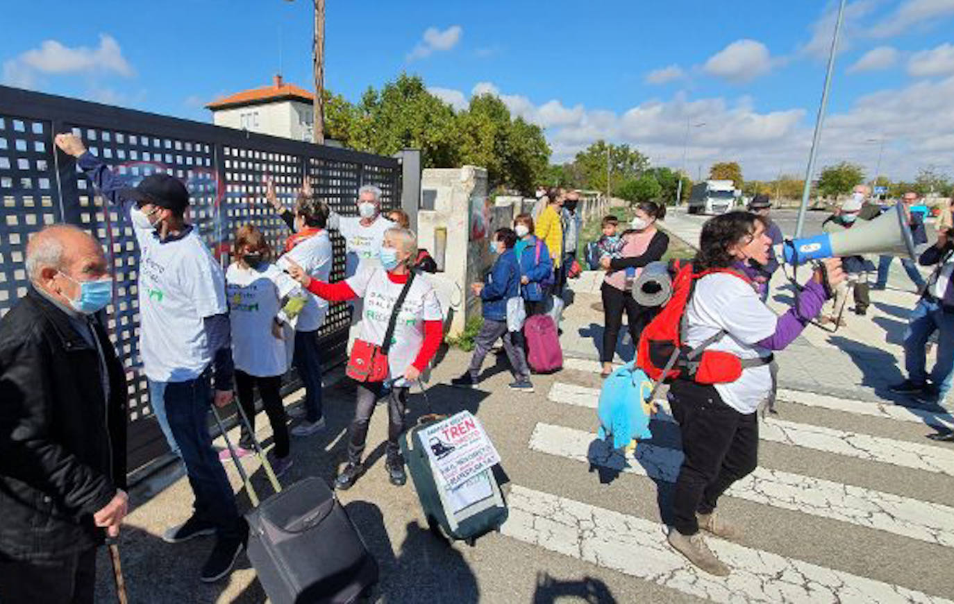 Fotos: Decenas de ribereños exigen en Aranda la reapertura del directo