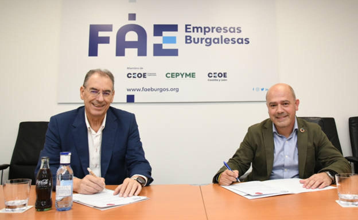 A la firma del convenio acudieron Miguel Ángel Benavente, presidente de FAE, (izda.) y Óscar Rabanal, el gestor de Comunicación de Coca Cola Zona Norte. 