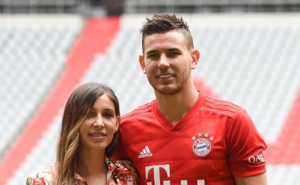 Lucas Hernández junto a su mujer. 