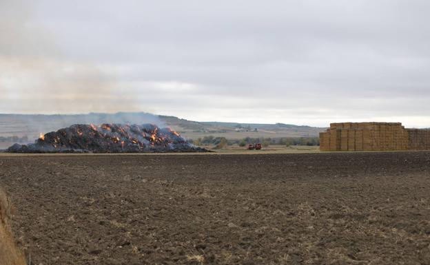 Imagen principal - Sucesos Burgos: Las pacas de paja que arderán durante días en Sotragero