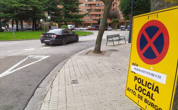 Señal de prohibido parar y estacionar en la rotonda Ismael García Rámila.