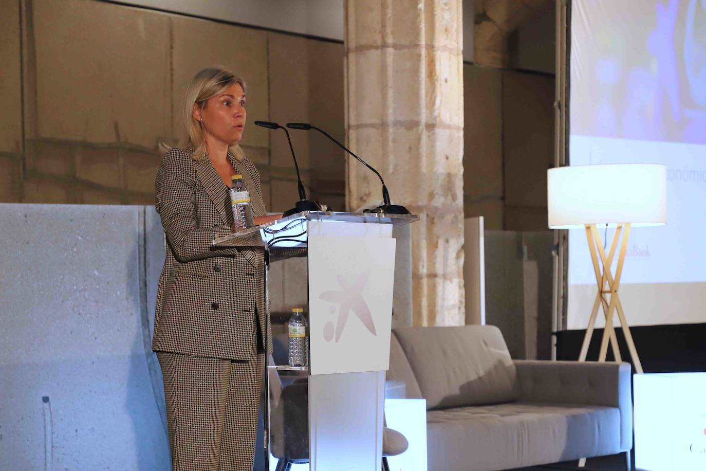 El consejero de Economíca, Carlos Fernández Carriedo, ha acudido a la presentación del informe de CaixaBank. 