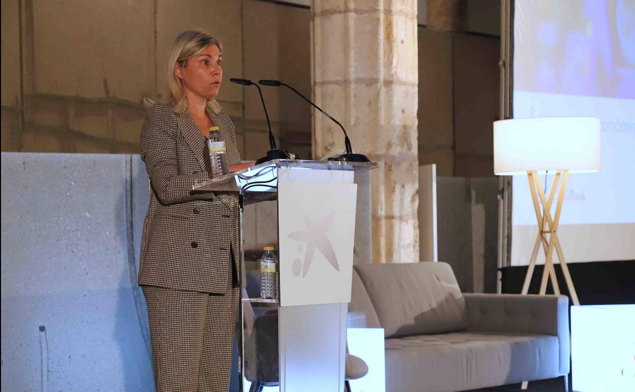 Directora territorial de CaixaBank, Belén Martín, durante la presentación del informa. 