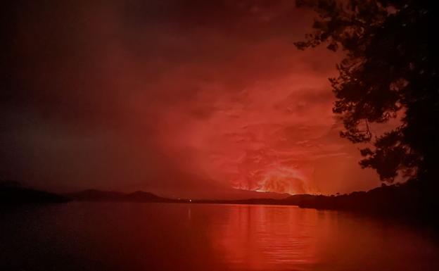 El Kivu,, el pasado mes de mayo, con el Nyiragongo en erupción al fondo. 