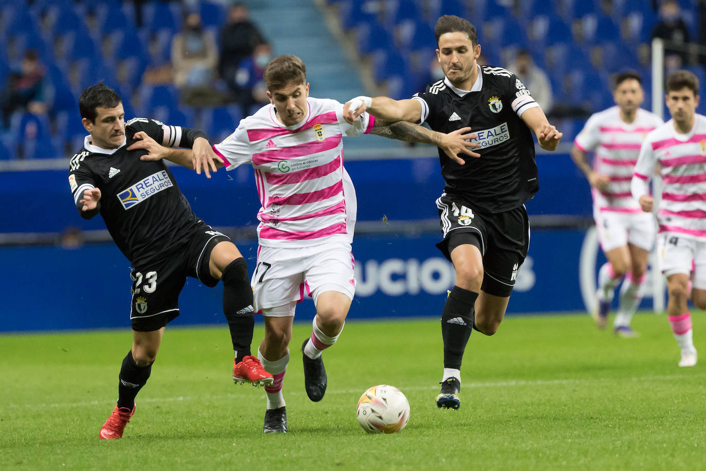 Burgos y Oviedo durante el partido de la primera vuelta.