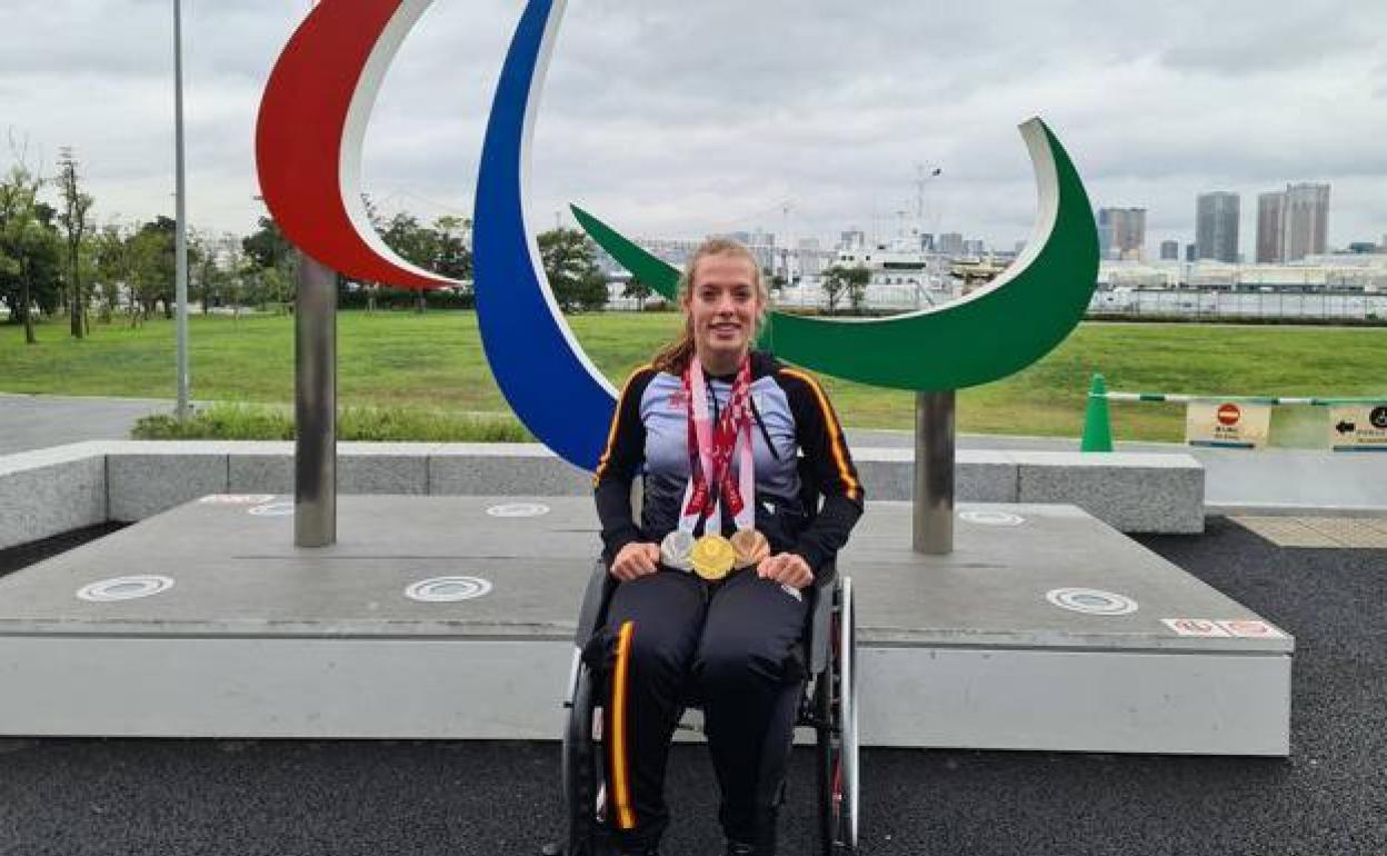 La burgalesa Marta Fernández con sus tres medallas en Tokio.