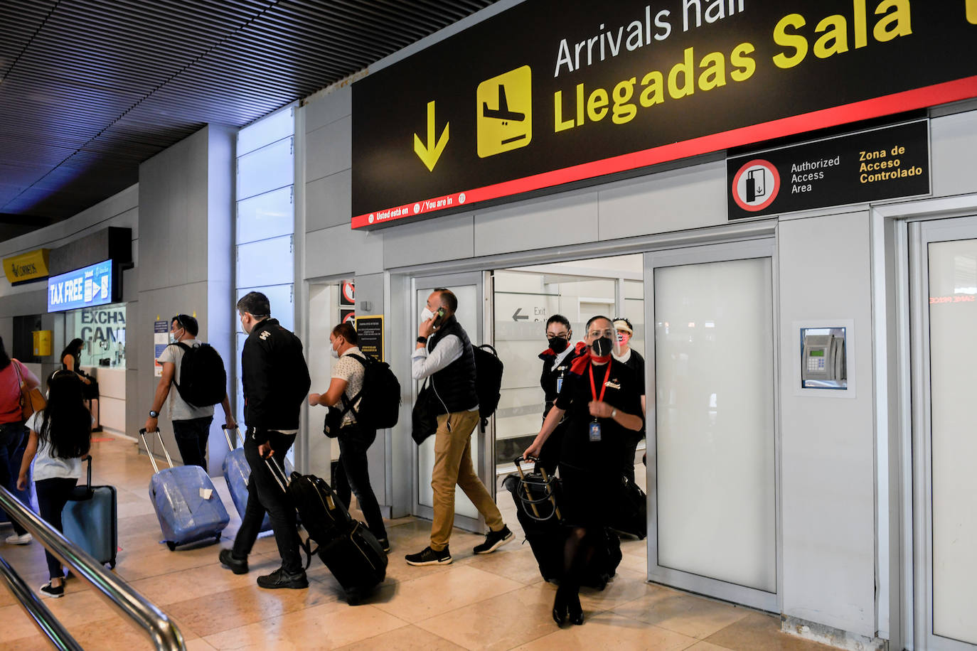 Pasajeros en un aeropuerto español. 