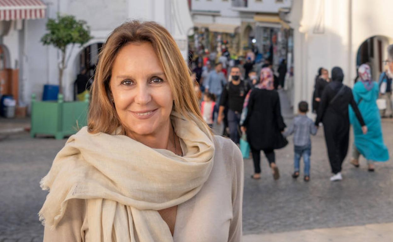 María Dueñas en el Zoco Grande de Tánger, ante la entrada de la Medina. 