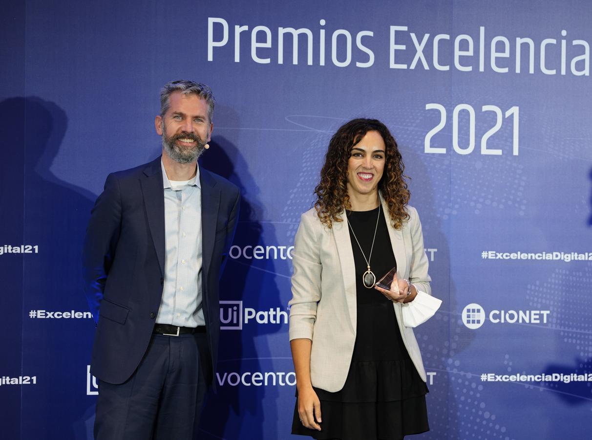 Nils Fonstad, Research Scientist, MIT CISR entrega el Premio al MEJOR PROYECTO de CIBERSEGURIDAD al SERVICIO MADRILEÑO DE SALUD, recoge el premio Mabel González, responsable de la Oficina de Seguridad. 