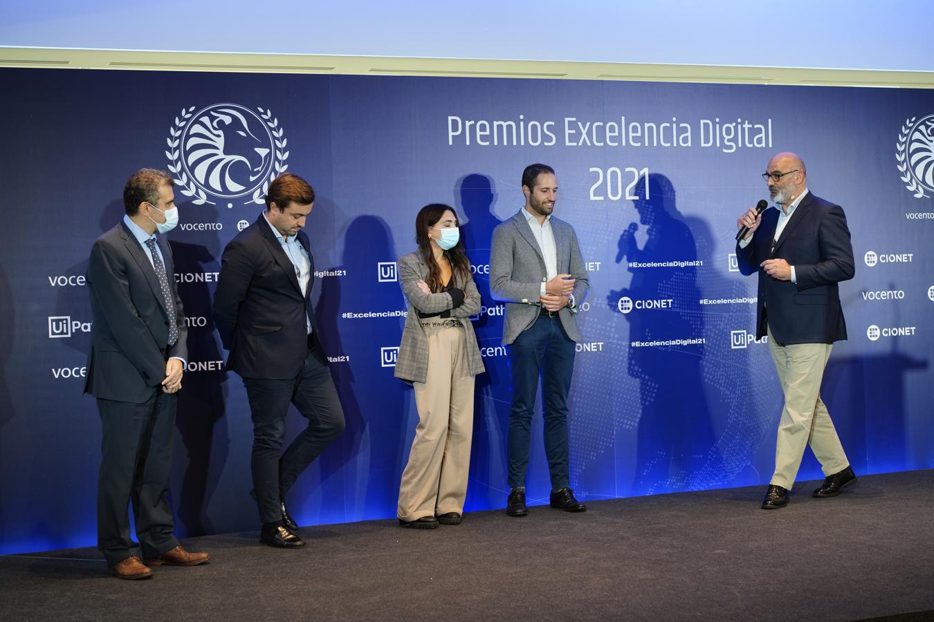 Joaquín Abril-Martorell, director de Transformación Digital de Cepsa con su equipo, han recogido el premio al MEJOR PROYECTO TRANSFORMACIÓN DIGITAL.