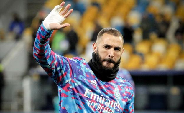 Karim Benzema, en el calentamiento previo al partido ante el Shakhtar. 