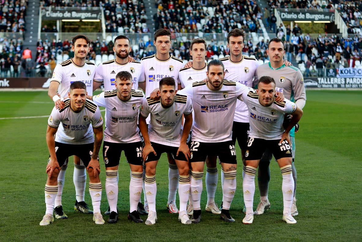 Los jugadores saludan a la afición tras la victoria.