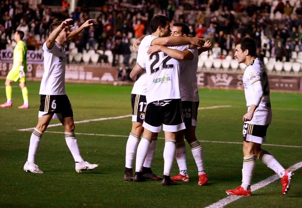 Los jugadores saludan a la afición tras la victoria.