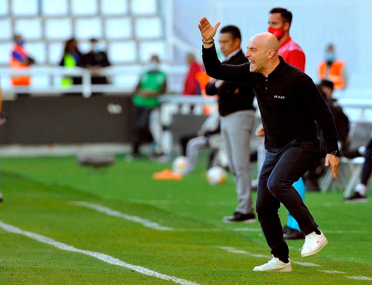 Los jugadores saludan a la afición tras la victoria.