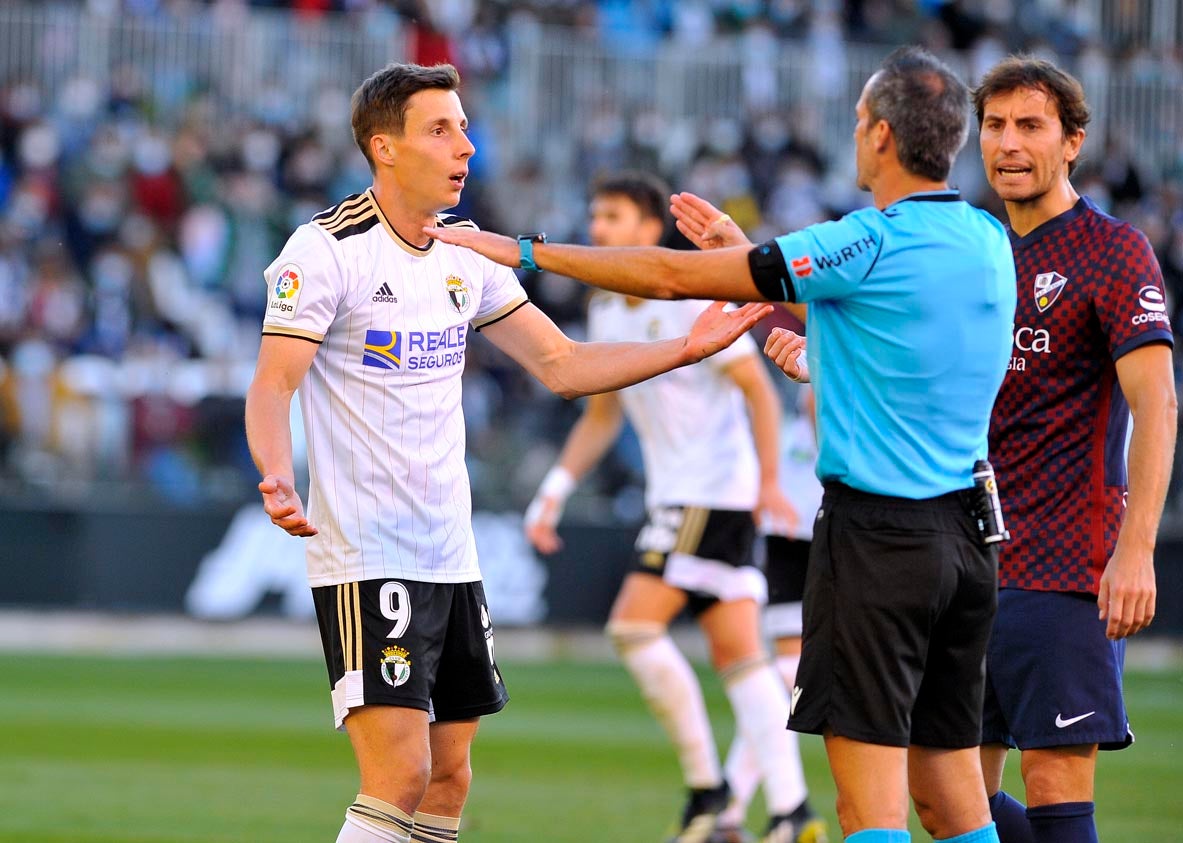 Los jugadores saludan a la afición tras la victoria.