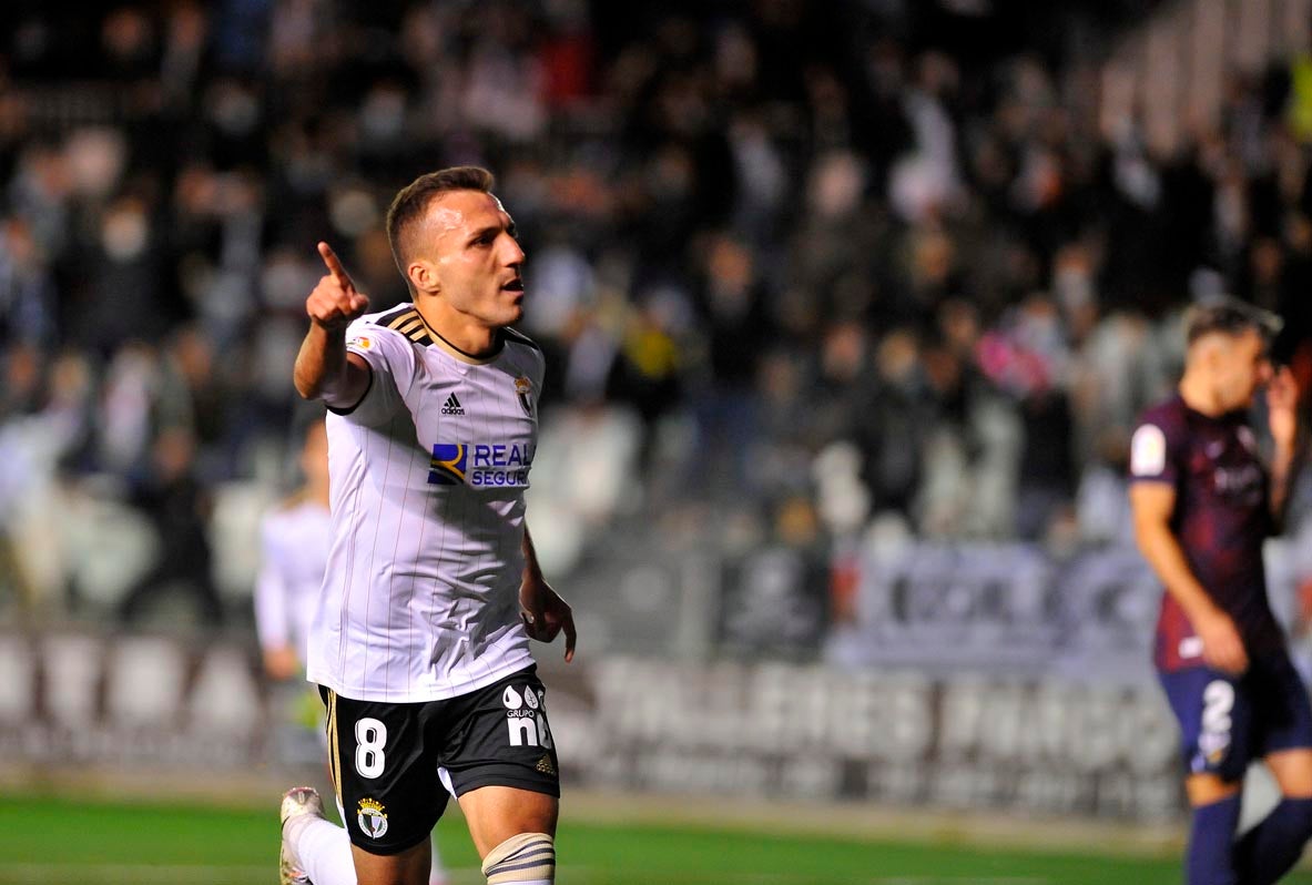 Los jugadores saludan a la afición tras la victoria.