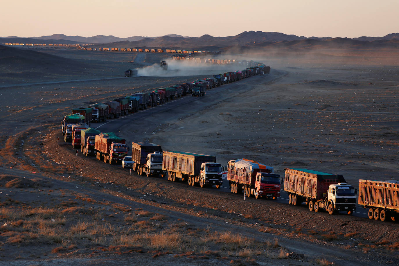 Miles de camiones pesados cargados con carbón están alineados hasta 130 kilómetros desde la frontera entre Mongolia y China en una única carretera en el desierto de Gobi, Mongolia, el 29 de octubre de 2017. El viaje puede durar más de una semana.