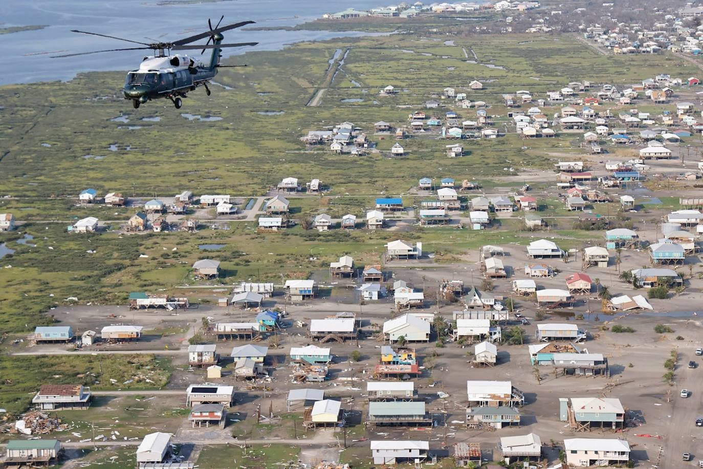 El presidente de los Estados Unidos, Joe Biden, a bordo del helicóptero Marine One, inspecciona los daños del huracán Ida en una gira aérea por las comunidades en Laffite, Grand Isle, Port Fourchon y Lafourche Parish, Louisiana, el 3 de septiembre de 2021. Biden tiene como priorida en su agenda luchar contra el cambio climático.