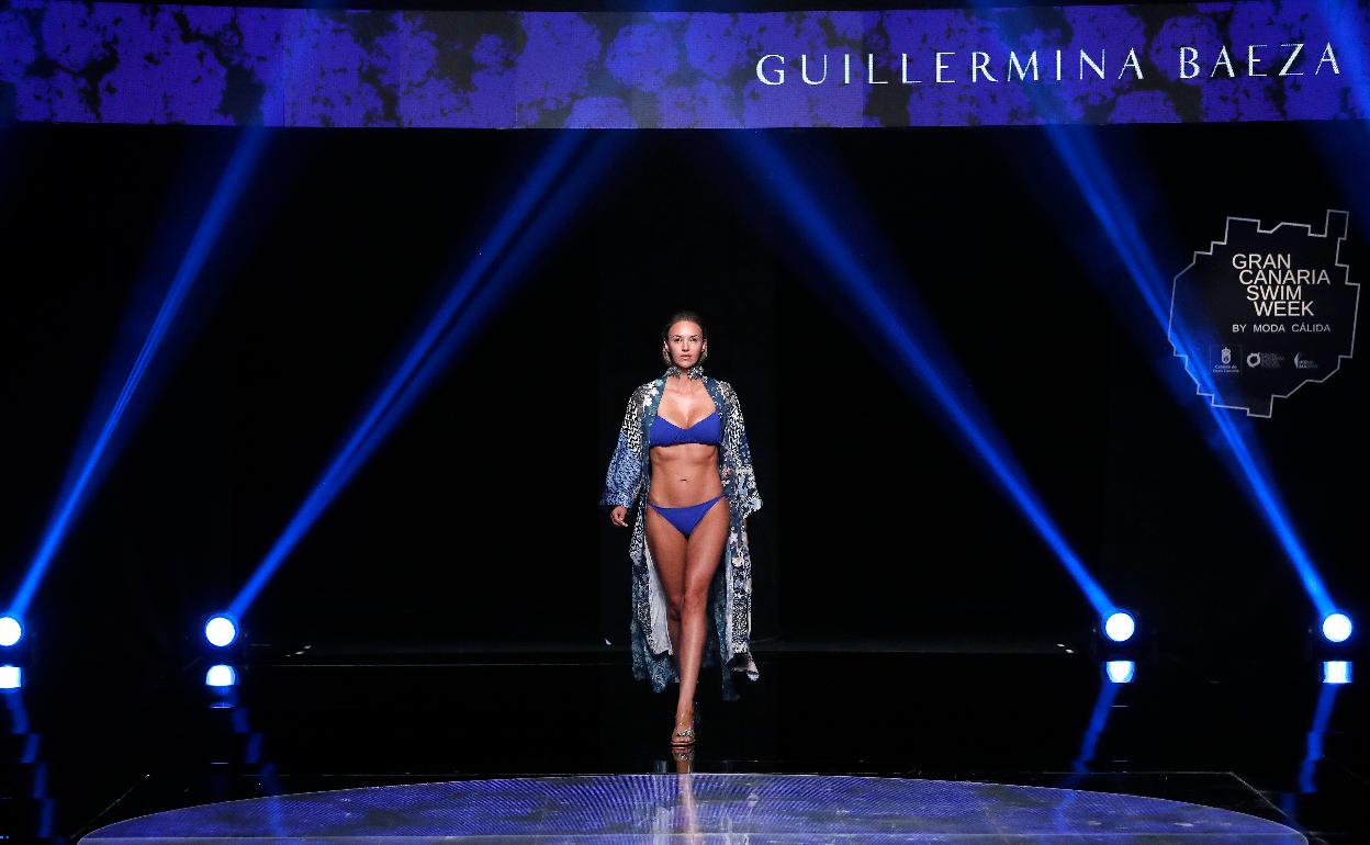 Helen Lindes, en el desfile de Guillermina Baeza. 