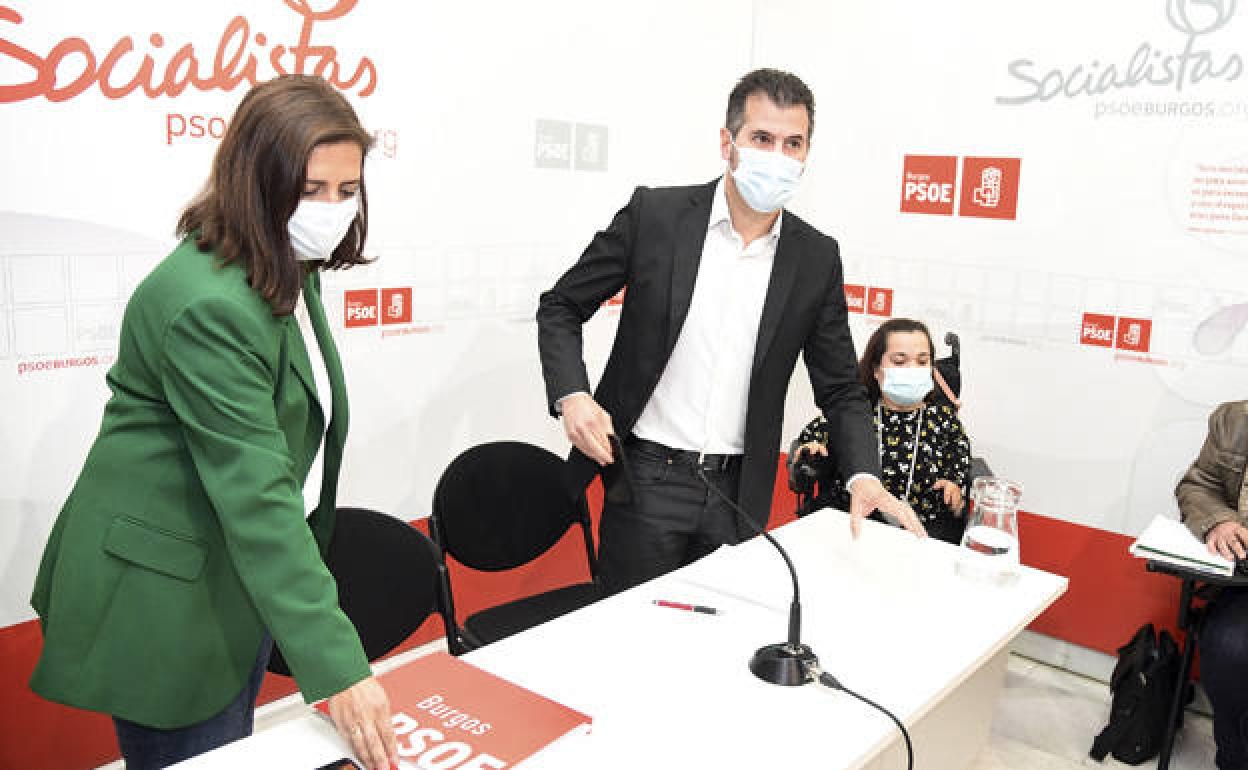 Esther Peña y Luis Tudanca en la rueda de prensa. 