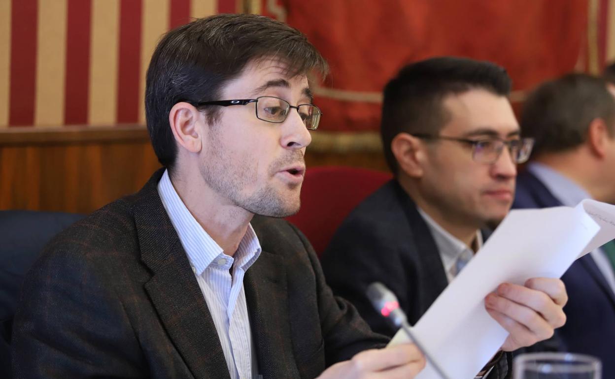 Julio Rodríguez-Vigil en el pleno municipal.