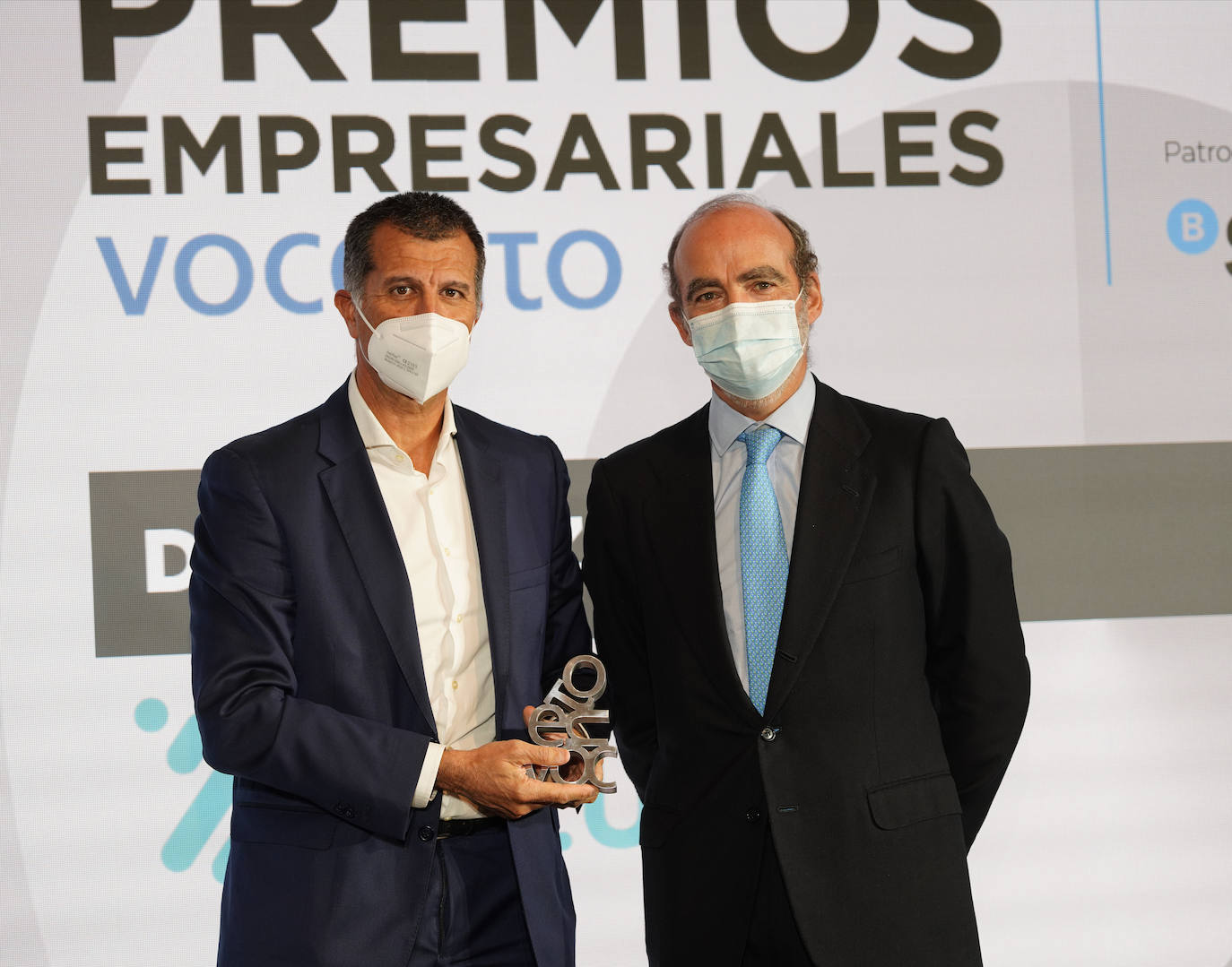 Ángel Nigorra, director general de BIZUM, recibe el Premio a la DIGITALIZACIÓN de mano de Joaquín Valencia, director general Financiero de Vocento.