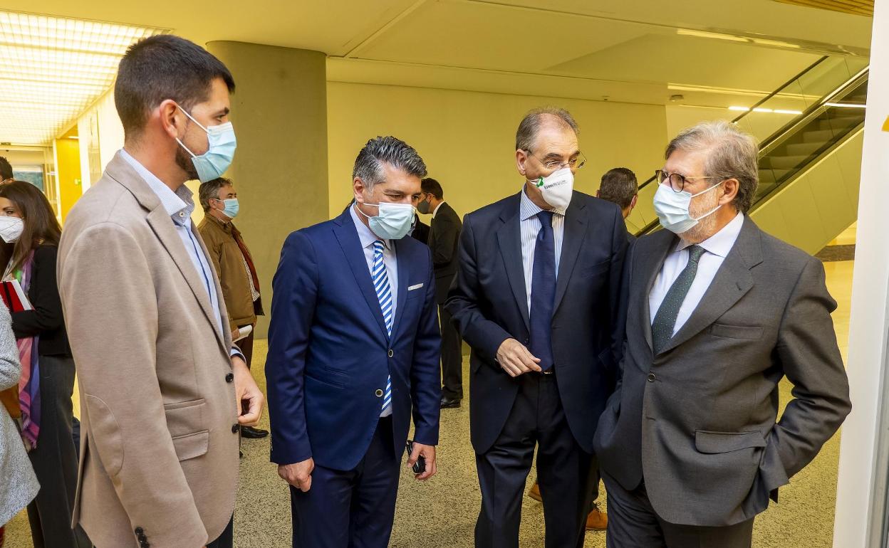 Miguel Ángel Benavente, junto a los concejales del Ayuntamiento de Burgos David Jurado y Vicente Marañón y el presidente de Cecale, Santiago Aparicio. 