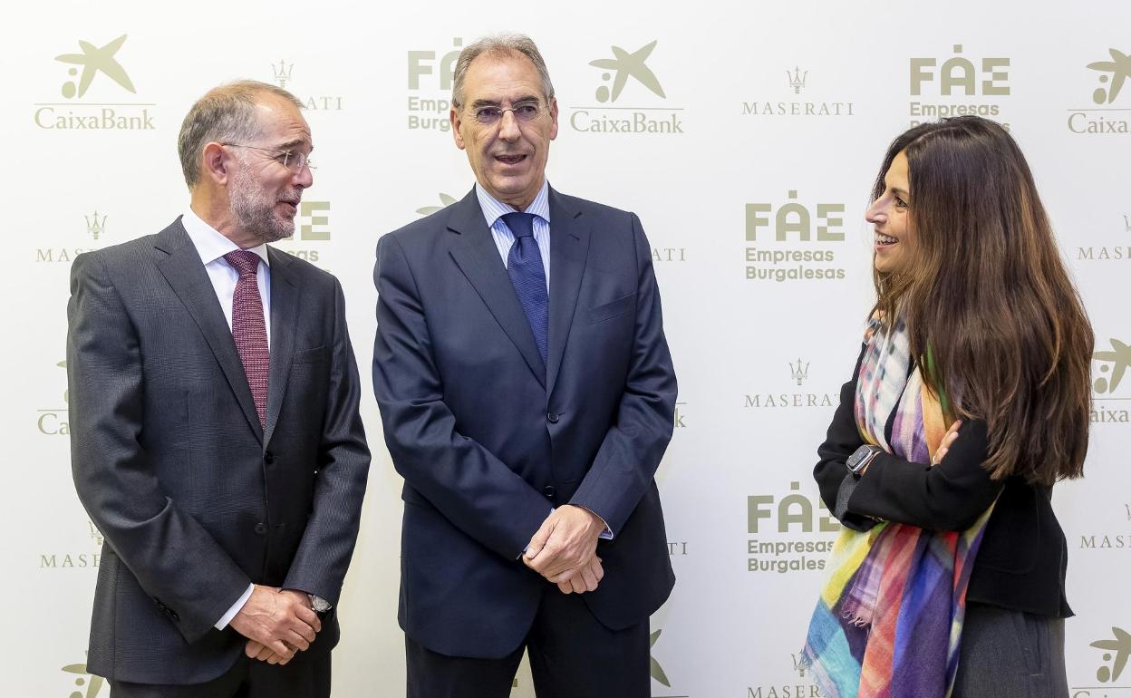 Verónica Pascual, junto a Miguel Ángel Benavente y Gerardo Juez. 