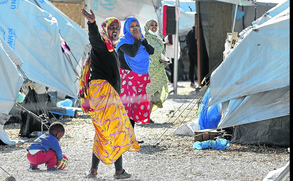 Interior del campamento de la isla griega de Lesbos, en el que la mayoría de los migrantes son de origen afgano.