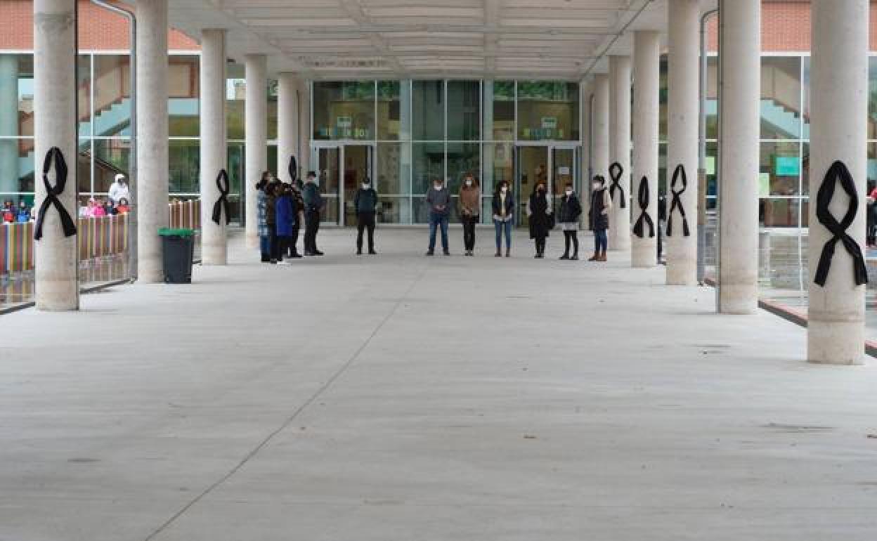 El colegio Villapatro de Lardero está repleto de crespones negros por el asesinato del niño de 9 años. 