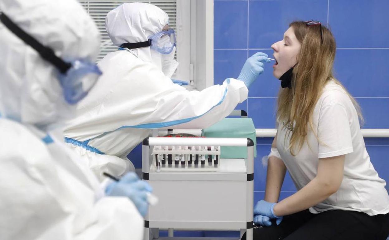 Una mujer se somete a una prueba diagnóstica.