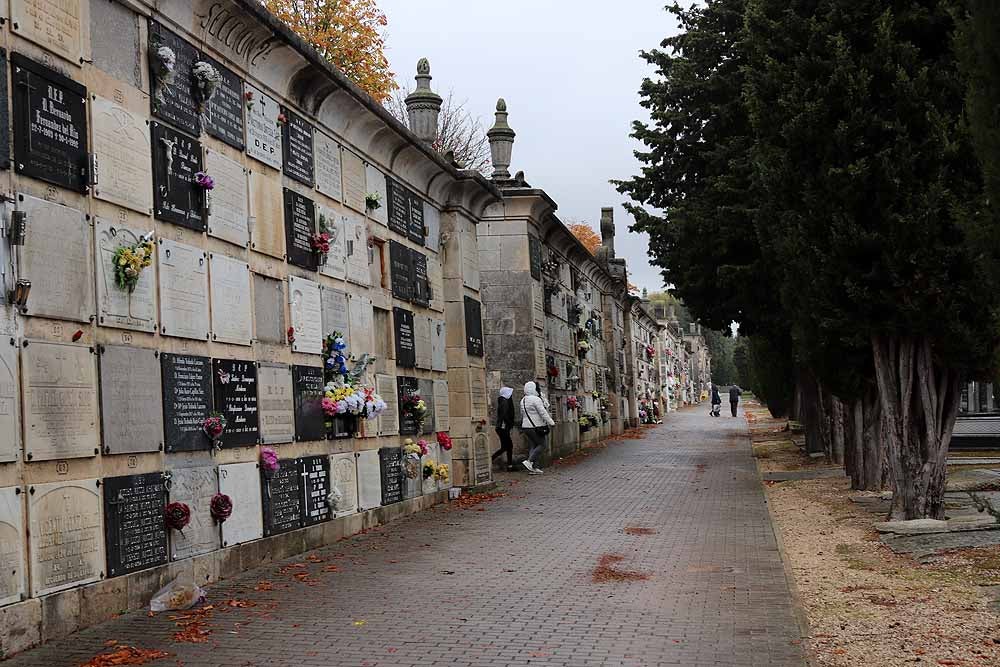 Fotos: La lluvia está marcando las visitas al cementerio de Burgos