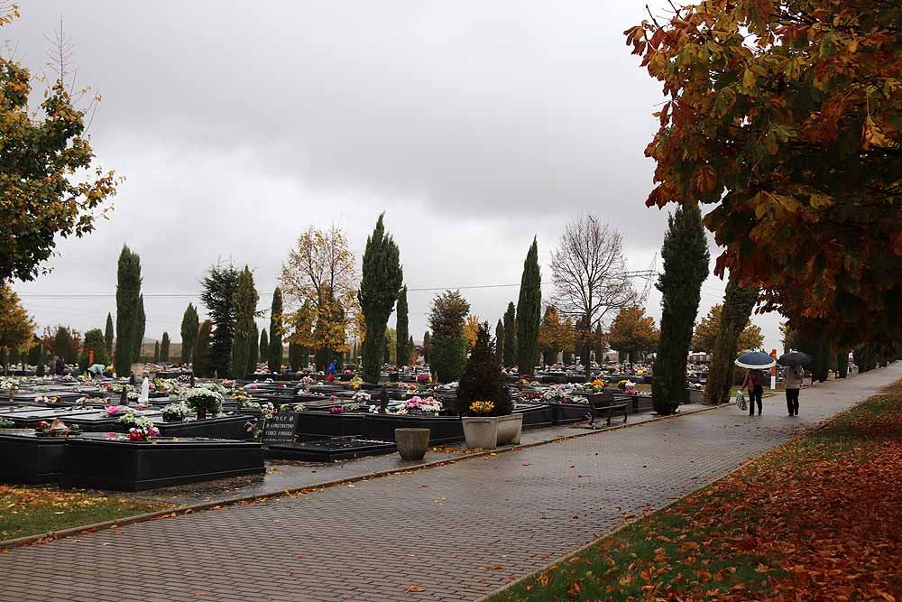 Fotos: La lluvia está marcando las visitas al cementerio de Burgos