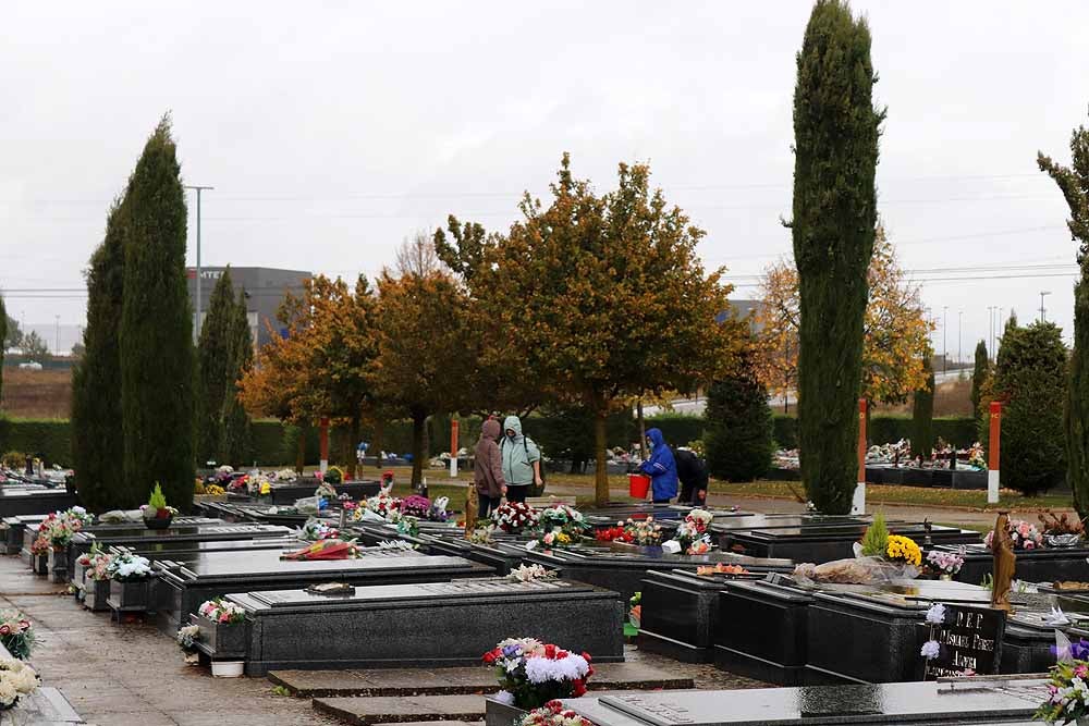 Fotos: La lluvia está marcando las visitas al cementerio de Burgos