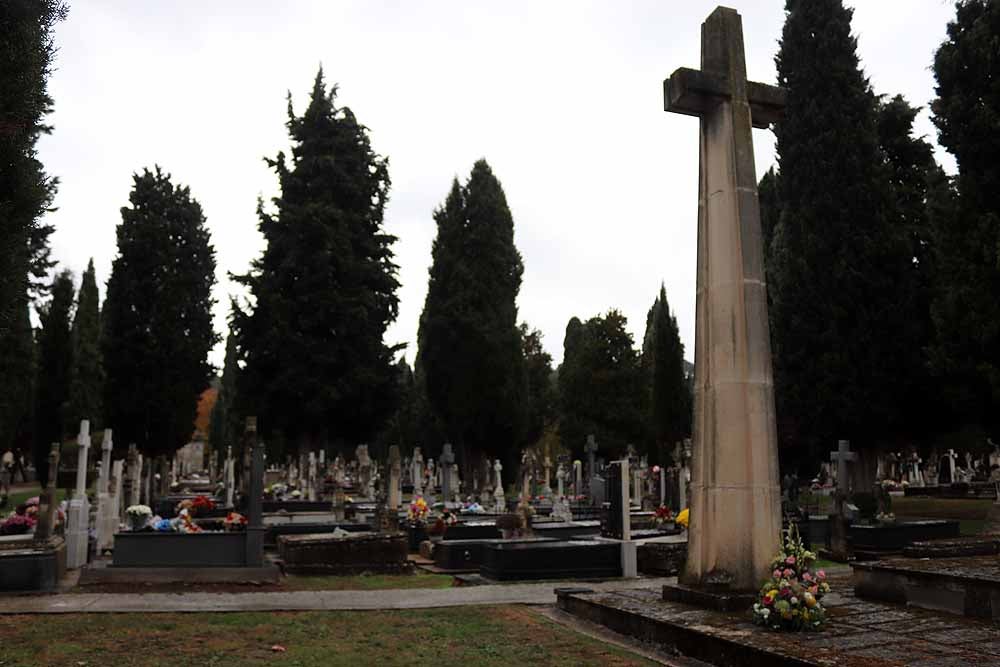 Fotos: La lluvia está marcando las visitas al cementerio de Burgos