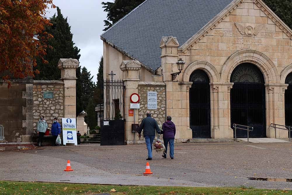 Fotos: La lluvia está marcando las visitas al cementerio de Burgos