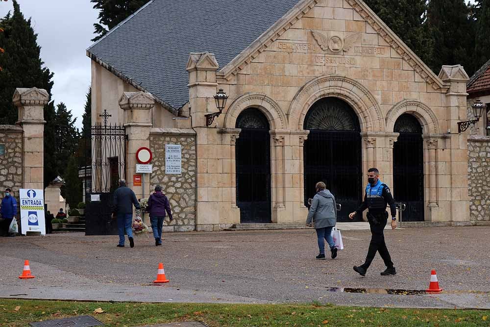 Fotos: La lluvia está marcando las visitas al cementerio de Burgos