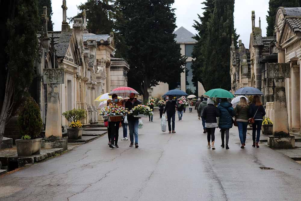 Fotos: La lluvia está marcando las visitas al cementerio de Burgos