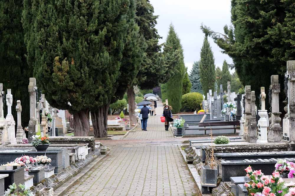 Fotos: La lluvia está marcando las visitas al cementerio de Burgos